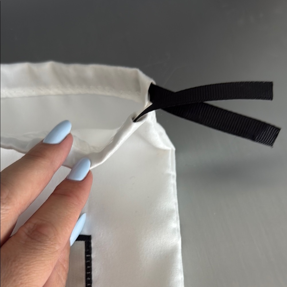 Gucci White Drawstring Pouch - Picture 3 of 7